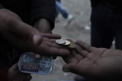 Πρόσφυγες στην Ειδομένη στήνουν υπαίθρια μαγαζιά και πωλούν τα... [photos]
