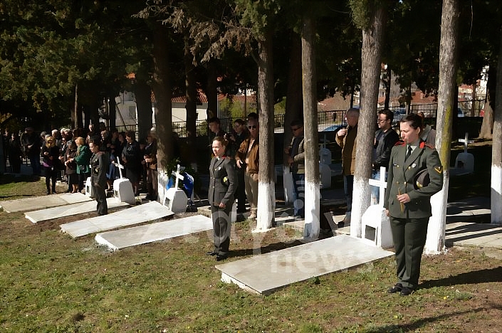Επιμνημόσυνη δέηση στο Στρατιωτικό κοιμητήριο Καλαμπάκας - Φωτογραφία 20