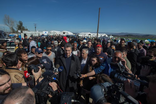 Κλιμάκιο της ΠΚΜ με επικεφαλής τον Απ. Τζιτζικώστα διένειμε τρόφιμα και ειδη πρώτης ανάγκης στους πρόσφυγες της Ειδομένης - Φωτογραφία 3