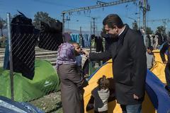 Κλιμάκιο της ΠΚΜ με επικεφαλής τον Απ. Τζιτζικώστα διένειμε τρόφιμα και ειδη πρώτης ανάγκης στους πρόσφυγες της Ειδομένης