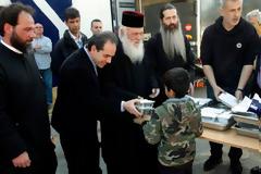Ο Αρχιεπίσκοπος Ιερώνυμος με την «Αποστολή» στους πρόσφυγες του Πειραιά [photos]