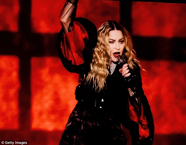 Η Madonna ξεσπά στη σκηνή: Έχω χάσει τον γιο μου... [photos] - Φωτογραφία 3
