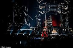 Η Madonna ξεσπά στη σκηνή: Έχω χάσει τον γιο μου... [photos]