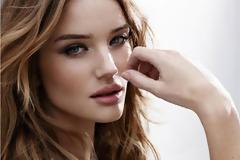 Η απίστευτη εμφάνιση της Rosie Huntighton στο αεροδρόμιο... [photos]