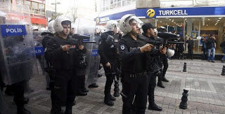 Η Τουρκική αστυνομία διέλυσε εκδήλωση για την Ημέρα της Γυναίκας... [photo] - Φωτογραφία 1