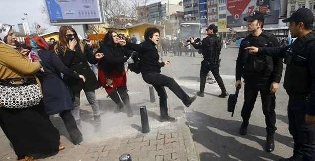 Η Τουρκική αστυνομία διέλυσε εκδήλωση για την Ημέρα της Γυναίκας... [photo] - Φωτογραφία 2