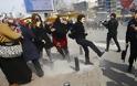 Η Τουρκική αστυνομία διέλυσε εκδήλωση για την Ημέρα της Γυναίκας... [photo] - Φωτογραφία 2