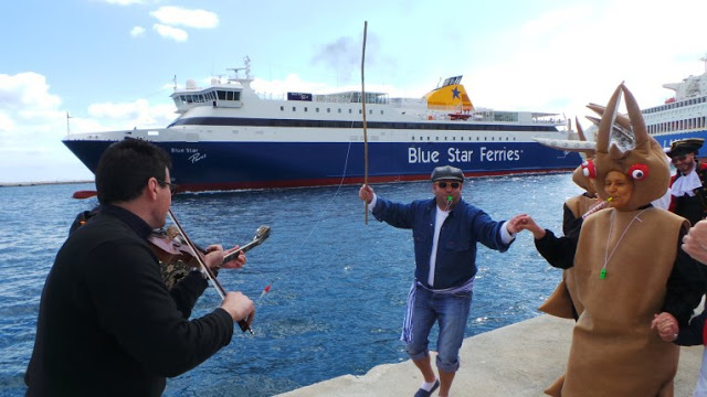 ​Με χορό και ορχήστρα υποδέχτηκαν το Blue Star Paros - Φωτογραφία 3