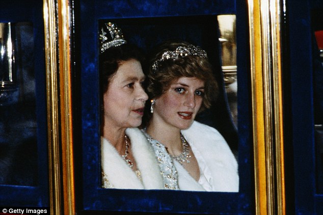 Τα λόγια της Βασίλισσας για την Πριγκίπισσα Diana που αλλάζουν όλα όσα ξέραμε για τις σχέσεις τους! [photos] - Φωτογραφία 3