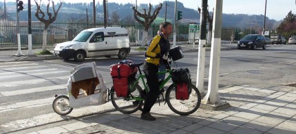 Γρεβενά: Βέλγοι ποδηλάτες με τον… σκύλο τους - Φωτογραφία 2