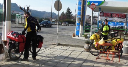 Γρεβενά: Βέλγοι ποδηλάτες με τον… σκύλο τους - Φωτογραφία 5