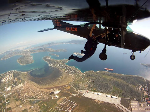 Άλμα αλεξίπτωτου στατικού ιμάντα Μονάδας Εφέδρων Καταδρομών Μ.Ε.Κ. - Φωτογραφία 2