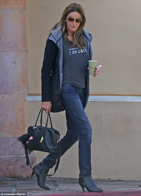 Δείτε με τι μπλούζα βγήκε έξω η Caitlyn Jenner... [photos] - Φωτογραφία 2
