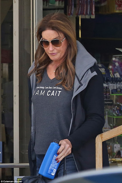 Δείτε με τι μπλούζα βγήκε έξω η Caitlyn Jenner... [photos] - Φωτογραφία 3