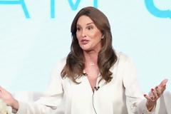 Δείτε με τι μπλούζα βγήκε έξω η Caitlyn Jenner... [photos]