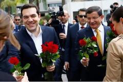 Τσίπρας στην Τουρκία: Τριαντάφυλλα, μπουζούκι και χαμόγελα με Νταβούτογλου  [photos]