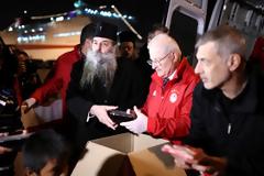 ΜΗΤΡΟΠΟΛΗ ΚΑΙ ΔΗΜΟΣ ΠΕΙΡΑΙΑ ΣΤΟ ΠΛΕΥΡΟ ΤΟΥ ΘΡΥΛΟΥ ΓΙΑ ΤΟΥΣ ΠΡΟΣΦΥΓΕΣ! (PHOTOS)