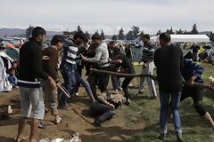 Συγκλονιστικές εικόνες από την Ειδομένη: Άγριο ξύλο μεταξύ προσφύγων για ένα φρούτο! [photos]