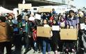 ΤΩΡΑ: Πορεία διαμαρτυρίας λαθρομεταναστών από το Σχιστό στη Βικτώρια...