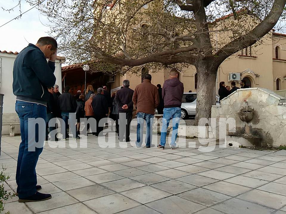 Τραγικές σκηνές στην κηδεία του: Με χειροκροτήματα και υπό τους ήχους των τραγουδιών του το τελευταίο αντίο στον Δημήτρη Κατσαντώνη [photos+video] - Φωτογραφία 7