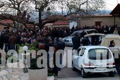 Τραγικές σκηνές στην κηδεία του: Με χειροκροτήματα και υπό τους ήχους των τραγουδιών του το τελευταίο αντίο στον Δημήτρη Κατσαντώνη [photos+video]
