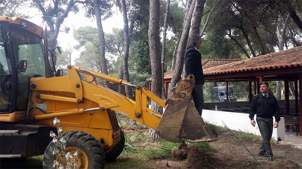 ΧΙΛΙΟΙ ΠΕΡΙΠΟΥ ΠΡΟΣΦΥΓΕΣ ΑΠΟ ΤΟΝ ΠΕΙΡΑΙΑ ΘΑ ΜΕΤΑΦΕΡΘΟΥΝ ΣΕ ΚΕΝΤΡΑ ΠΡΟΣΩΡΙΝΗΣ ΦΙΛΟΞΕΝΙΑΣ - Φωτογραφία 3