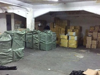 Εντοπίσθηκε αποθήκη με απομιμητικά προϊόντα στο Μοσχάτο [photo] - Φωτογραφία 1