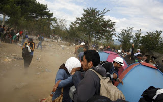 Μετά το σφράγισμα των συνόρων και το μπλόκο της Τουρκίας, τα όνειρα των προσφύγων βουλιάζουν στις λάσπες... - Φωτογραφία 1