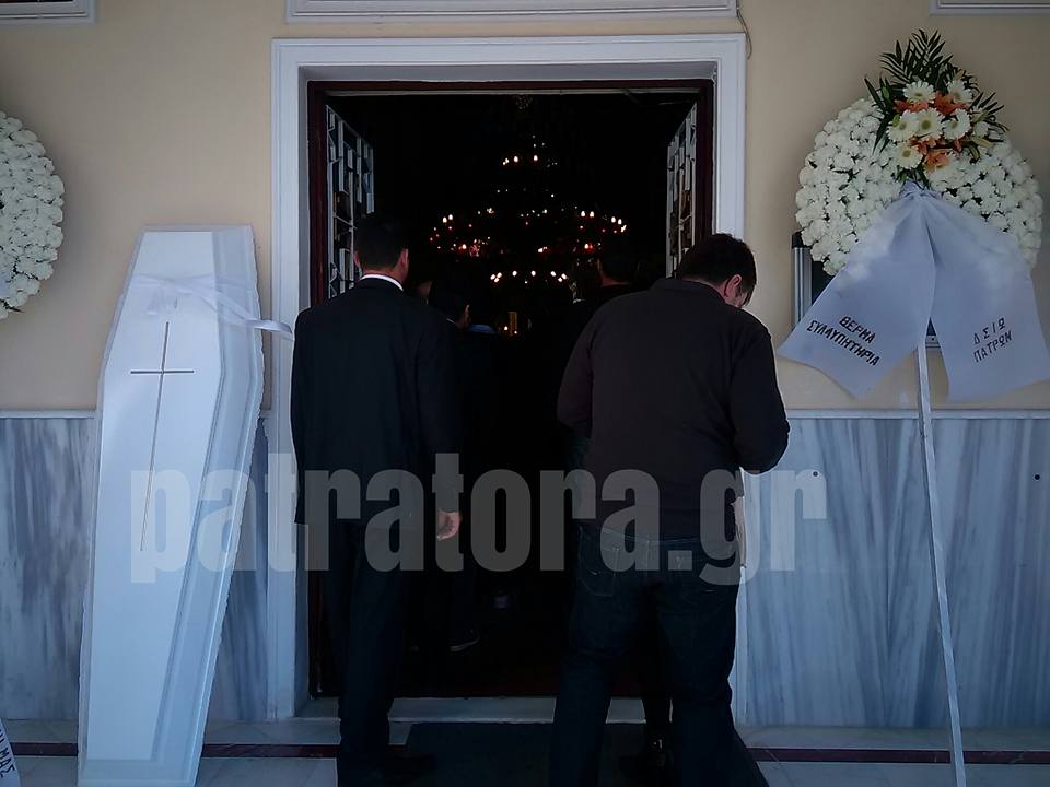 Πάτρα: Βουβός ο πόνος στην κηδεία της 32χρονης παραπληγικής Μαρίας Πουλκουρτζή [photo+video] - Φωτογραφία 2