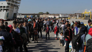 Περίπου 1.760 πρόσφυγες και μετανάστες στο λιμάνι του Πειραιά - Φωτογραφία 1