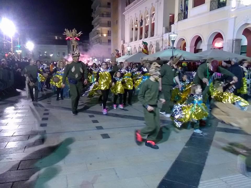 Ο «επίκαιρος» Βασιλιάς Καρνάβαλος, η Βασίλισσα του και τα εντυπωσιακά άρματα [photos+video] - Φωτογραφία 15