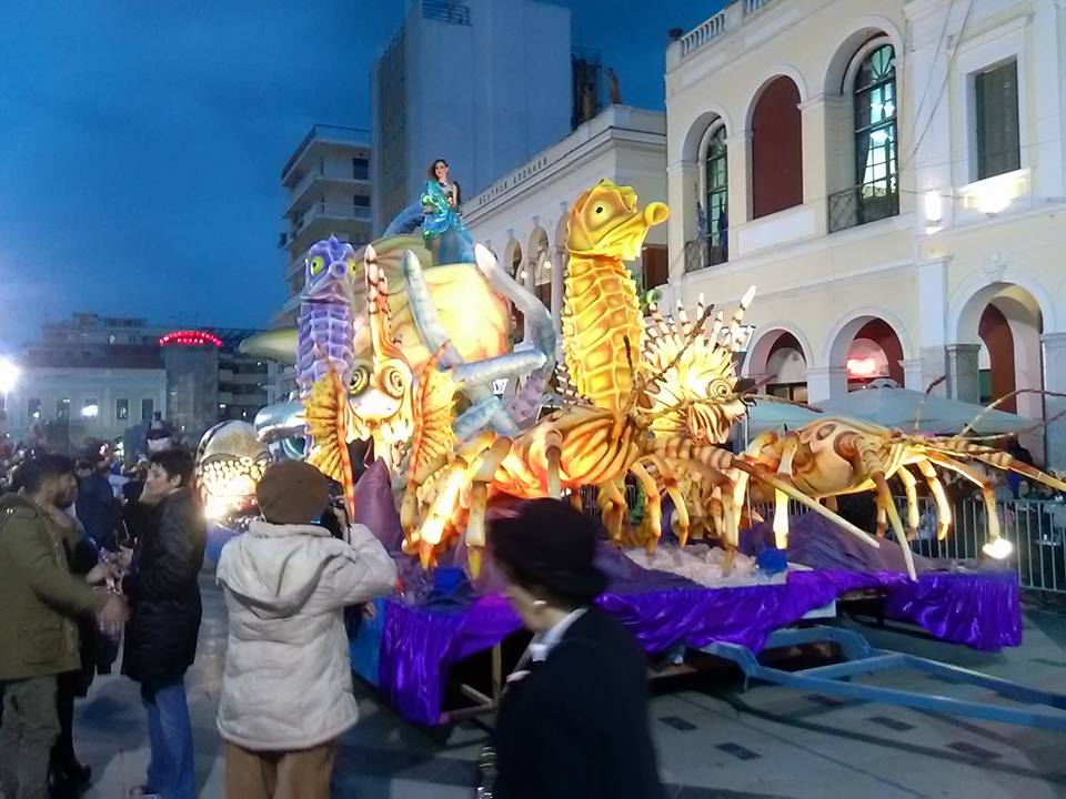 Ο «επίκαιρος» Βασιλιάς Καρνάβαλος, η Βασίλισσα του και τα εντυπωσιακά άρματα [photos+video] - Φωτογραφία 2