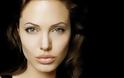 Angelina Jolie: Απέλυσε τη νταντά γιατί είχε έρθει κοντά με τον Brad Pitt