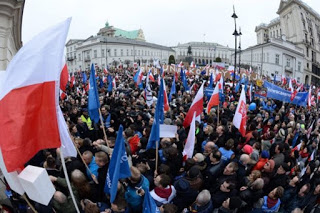 Πολωνία: Κρίση που δεν γεφυρώνεται με αφορμή το Συνταγματικό Δικαστήριο - Φωτογραφία 1