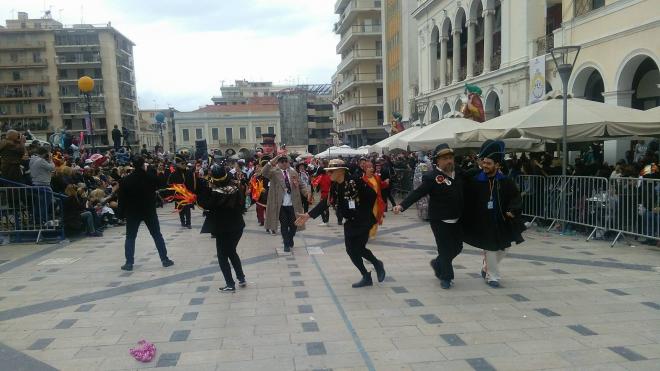 Πατρινό Καρναβάλι 2016: Ο Τσίπρας, ο Κυριάκος, ο Πλουτοκράτης, η όμορφη Βασίλισσα και οι χιλιάδες καρναβαλιστές [video] - Φωτογραφία 14