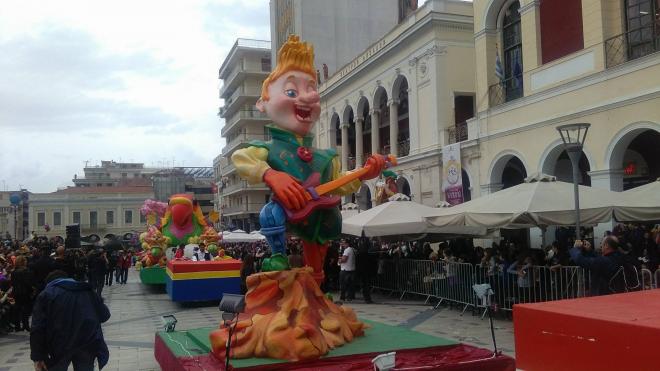 Πατρινό Καρναβάλι 2016: Ο Τσίπρας, ο Κυριάκος, ο Πλουτοκράτης, η όμορφη Βασίλισσα και οι χιλιάδες καρναβαλιστές [video] - Φωτογραφία 3