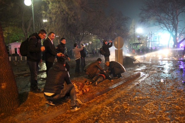 Προσοχή σκληρές εικόνες από το τρομοκρατικό χτύπημα στην Άγκυρα... [photos] - Φωτογραφία 2