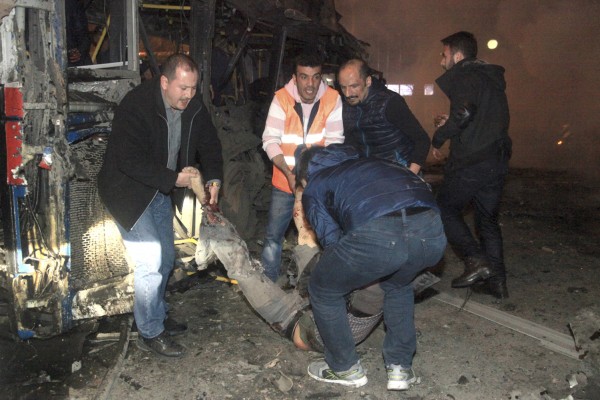 Προσοχή σκληρές εικόνες από το τρομοκρατικό χτύπημα στην Άγκυρα... [photos] - Φωτογραφία 5