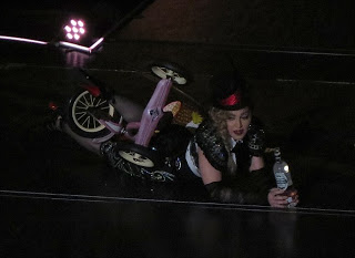 Δείτε πώς ήταν η Madonna λίγο πριν ανέβει στη σκηνή όπου κατέρρευσε... [photos] - Φωτογραφία 1