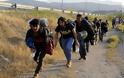 Ομάδα προσφύγων φεύγει από την Ειδομένη και πάει να περάσει τα σύνορα με τα Σκόπια...
