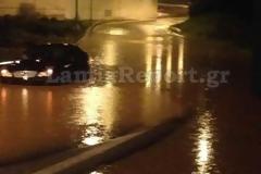 Ποτάμι η είσοδος στα Καμμένα Βούρλα - Εγκλωβίστηκε οδηγός [photos]