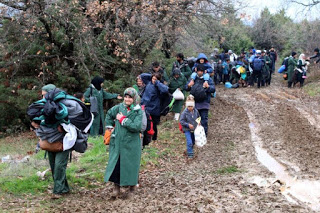 Οι πρόσφυγες έφυγαν από την Ειδομένη και πάνε να περάσουν στα Σκόπια.... [photos] - Φωτογραφία 1