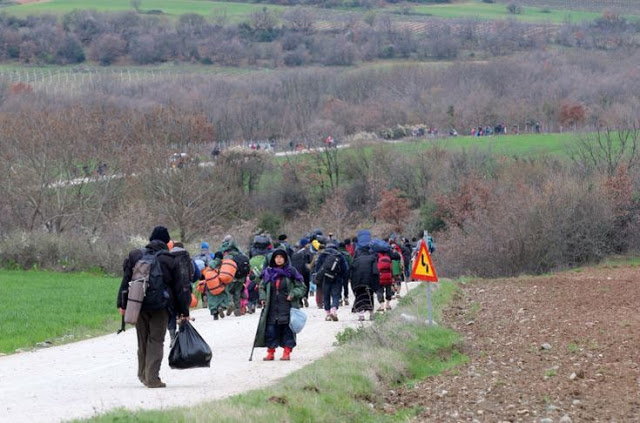 Οι πρόσφυγες έφυγαν από την Ειδομένη και πάνε να περάσουν στα Σκόπια.... [photos] - Φωτογραφία 2