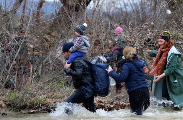 Οι πρόσφυγες έφυγαν από την Ειδομένη και πάνε να περάσουν στα Σκόπια.... [photos] - Φωτογραφία 3