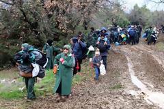 Οι πρόσφυγες έφυγαν από την Ειδομένη και πάνε να περάσουν στα Σκόπια.... [photos]