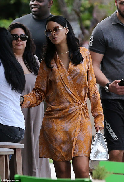Η Rihanna βρίσκεται στο Miami και απολαμβάνει... τη μπύρα της! [photos] - Φωτογραφία 4