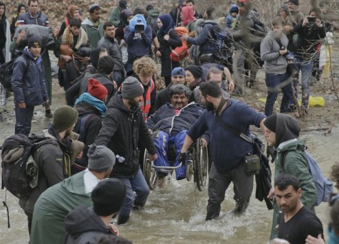 Δείτε την συγκλονιστική εικόνα από την προσπάθεια των προσφύγων να περάσουν τα σύνορα... [photo] - Φωτογραφία 2
