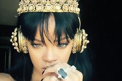 Δείτε πως εμφανίστηκε η Rihanna πάνω στη σκηνή και έκανε τους πάντες να παραμιλάνε... [photos]