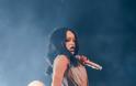 Δείτε πως εμφανίστηκε η Rihanna πάνω στη σκηνή και έκανε τους πάντες να παραμιλάνε... [photos] - Φωτογραφία 3