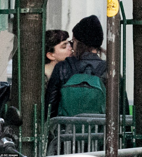Ποια πασίγνωστη ηθοποιός φιλάει δημόσια τη σύντροφο της; [photos] - Φωτογραφία 3